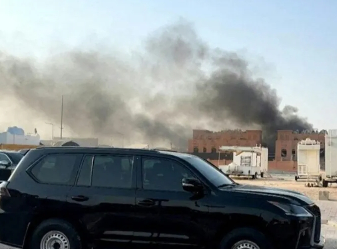 Cuplikan dari rekaman AFPTV ini menunjukkan asap mengepul setelah ledakan di ibu kota Doha, Qatar, pada 9 September 2025. (Foto: Jacqueline PENNEY / AFPTV / AFP)