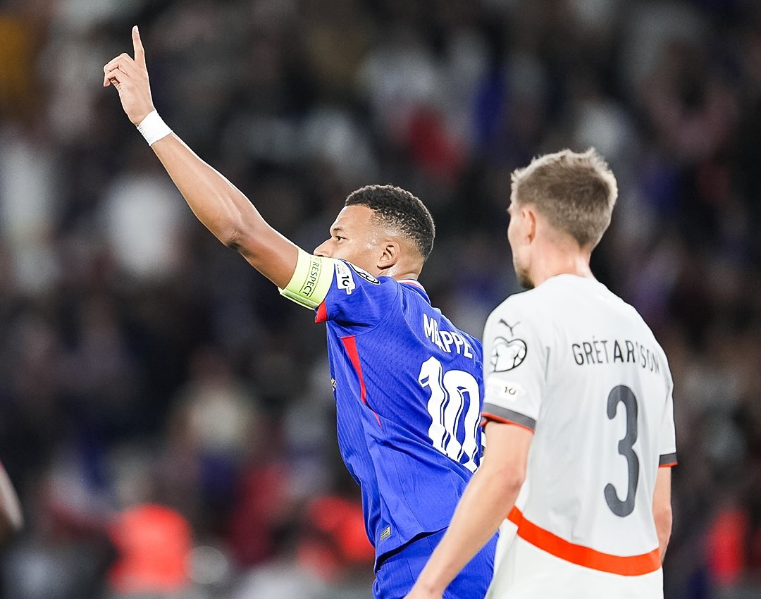 Kylian Mbappe (kiri) merayakan gol penalti ke gawang Islandia yang menyelamatkan Prancis dari kekalahan di babak pertama.(Foto: Instagram @equipedefrance)