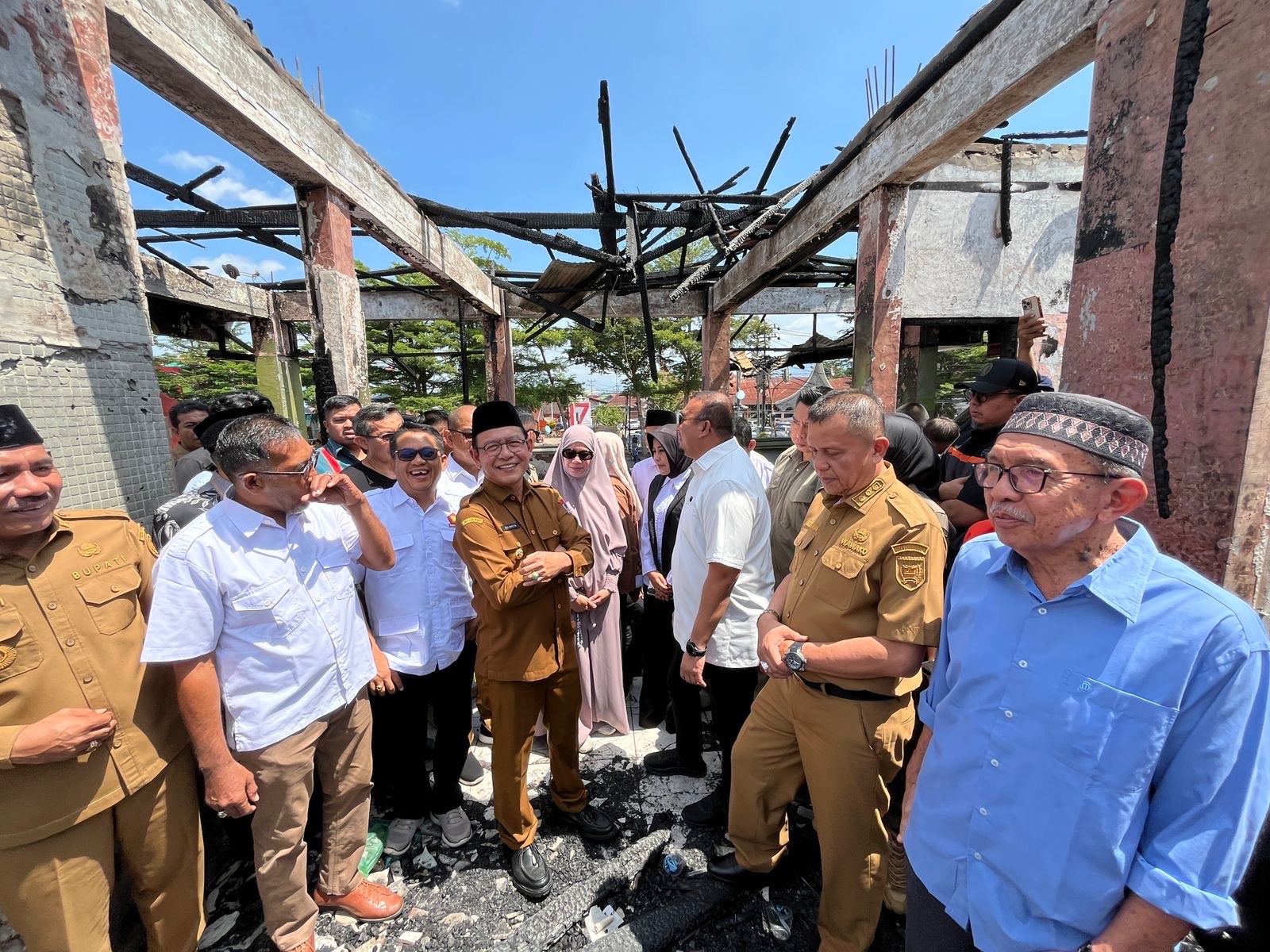 ANGIN SEGAR: Wali Kota Payakjumbuh Zulkmaeta dan sejumlah pejabat lainnya saat meninjau lokasi kebakaran Blok Barat Pasar Payakumbuh, Senin (8/9).