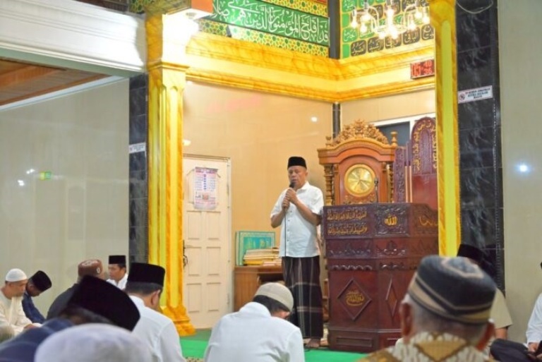PENGUATAN SPRITUAL: Wakil Wali Kota Payakumbuh, Elzadaswarman, memberikan sambutan pada kegiatan subuh berjamaah di Masjid Nurul Falah, Kelurahan Pakan Sinayan, Selasa (9/9).