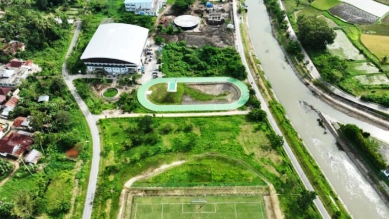 JADI IKON BARU: Foto udara memperlihatkan sebagian Kawasan Batang Agam, Payakumbuh, yang tengah ditata sebagai Riverfront City, Rabu (10/9).