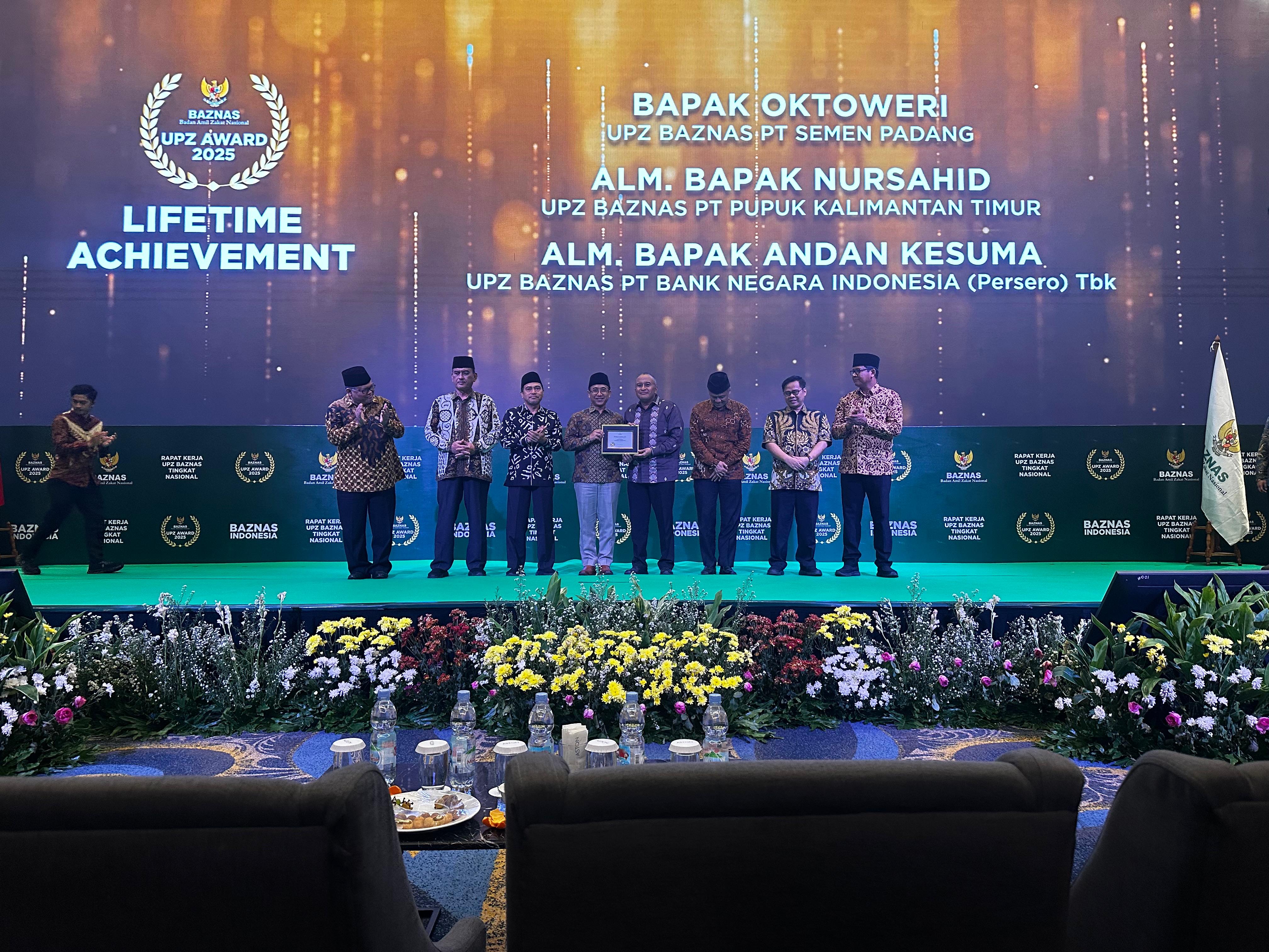 Mantan Dirkeu PT Semen Padang, Oktoweri, raih Lifetime Achievement Baznas RI 2025 berkat kiprah pengelolaan zakat produktif melalui UPZ Baznas Semen Padang.