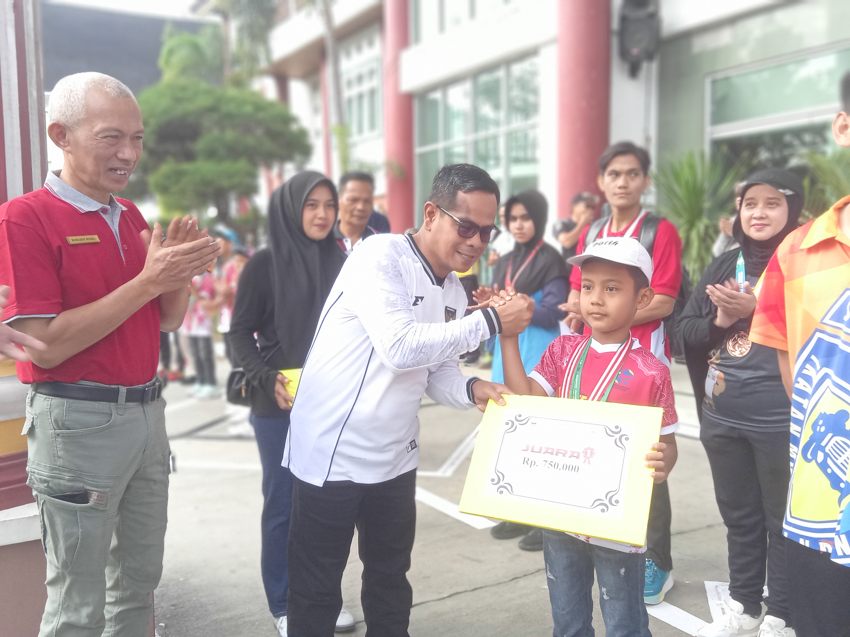 APRESIASI: Wabup Pessel Risnaldi Ibrahim didampingi Sekkab Pessel Mawardi Roska memberikan bonus kepada salah satu atlet berprestasi, kemarin.