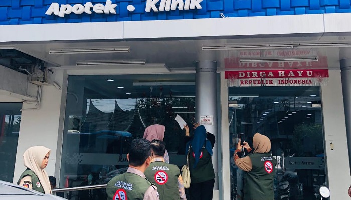 Satgas Kawasan Tanpa Rokok Kota Padang debut sosialisasi di enam instansi kesehatan, lakukan dialog, penempelan stiker, dan temukan puntung rokok meski tanpa pelanggaran langsung.
