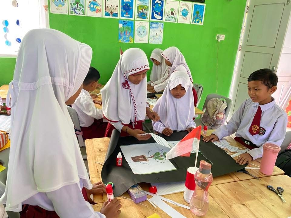INOVATIF: Murid dan guru SD Negeri 28 Payakumbuh menunjukan inovasi hijau yang mereka buat di sekolah mereka.