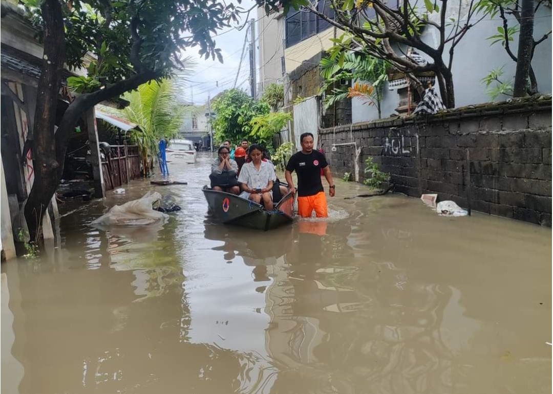 Upaya penanganan bencana banjir di Bali terus dilakukan dengan fokus pada evakuasi dan penyaluran bantuan. (Foto: BNPB)