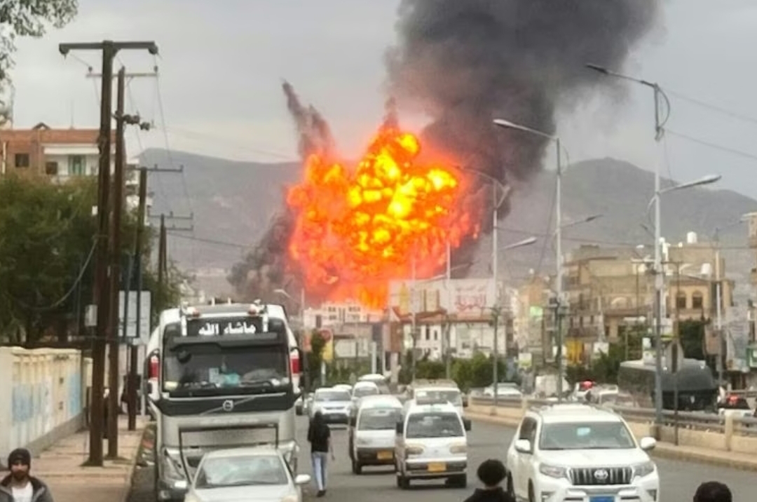 Api dan asap mengepul setelah serangan udara Israel di Sanaa, Yaman, pada Rabu, 10 September 2025. (Foto: AP)