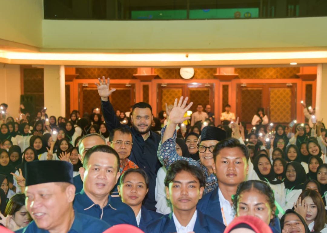 Wali Kota Padang Fadly Amran bersama mahasiswa baru Universitas Bung Hatta saat pembukaan PKKMB 2025 di Convention Hall Kampus I UBH, Kamis (11/9/2025).(Foto: Prokopim)