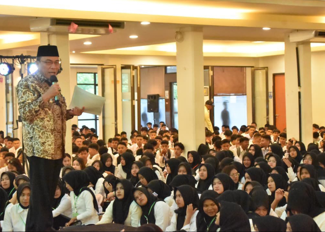 Wakil Wali Kota Padang, Maigus Nasir tampil sebagai keynote speaker di depan mahasiswa baru PKKMB Universitas Bung Hatta. (Foto: Prokopim)