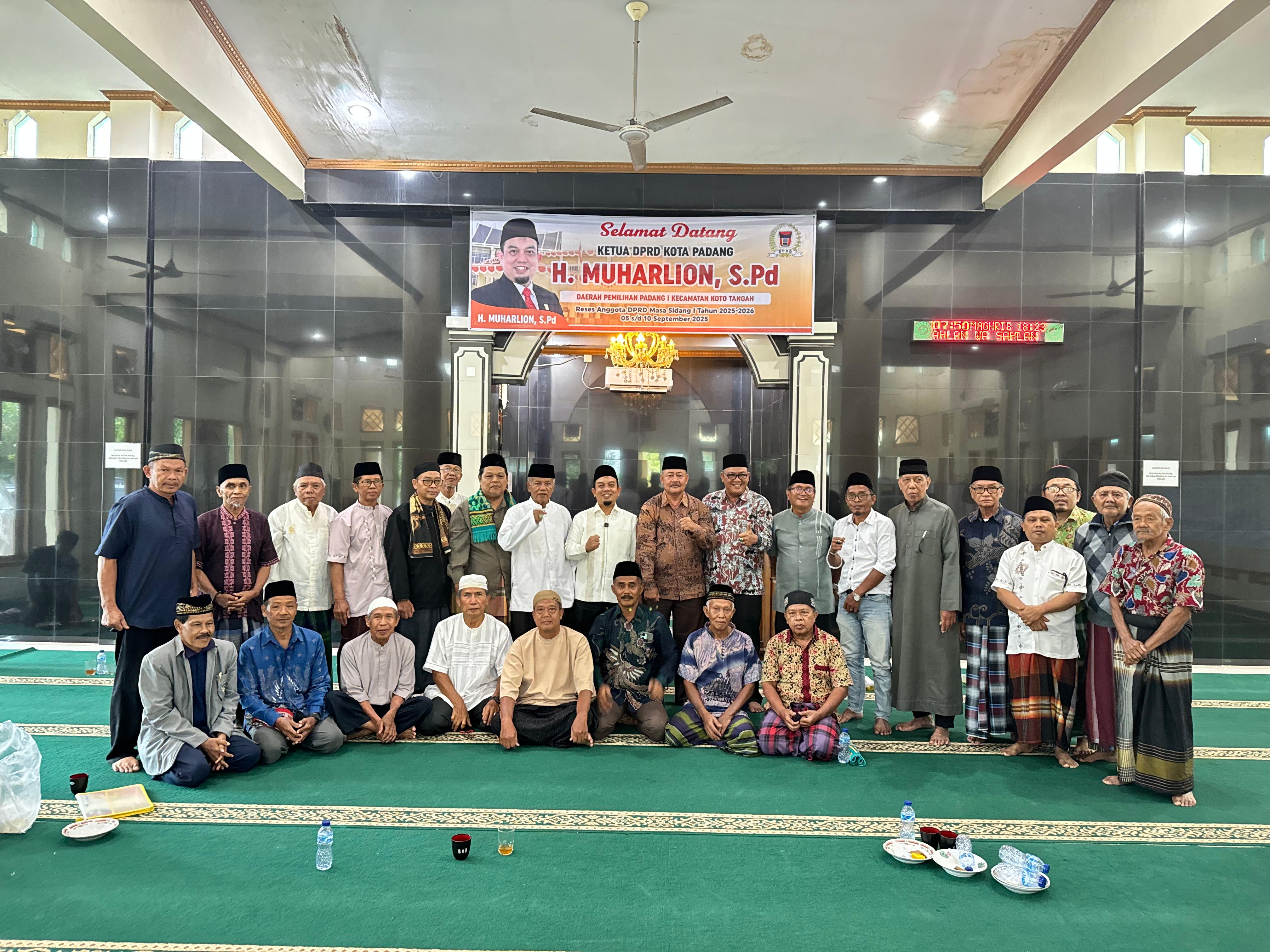 Ketua DPRD Kota Padang, Muharlion melaksanakan Reses Masa Sidang I Tahun 2025&ndash;2026 di Masjid Al Manar, Kelurahan Dadok Tunggul Hitam, Kecamatan Kototangah, baru-baru ini.