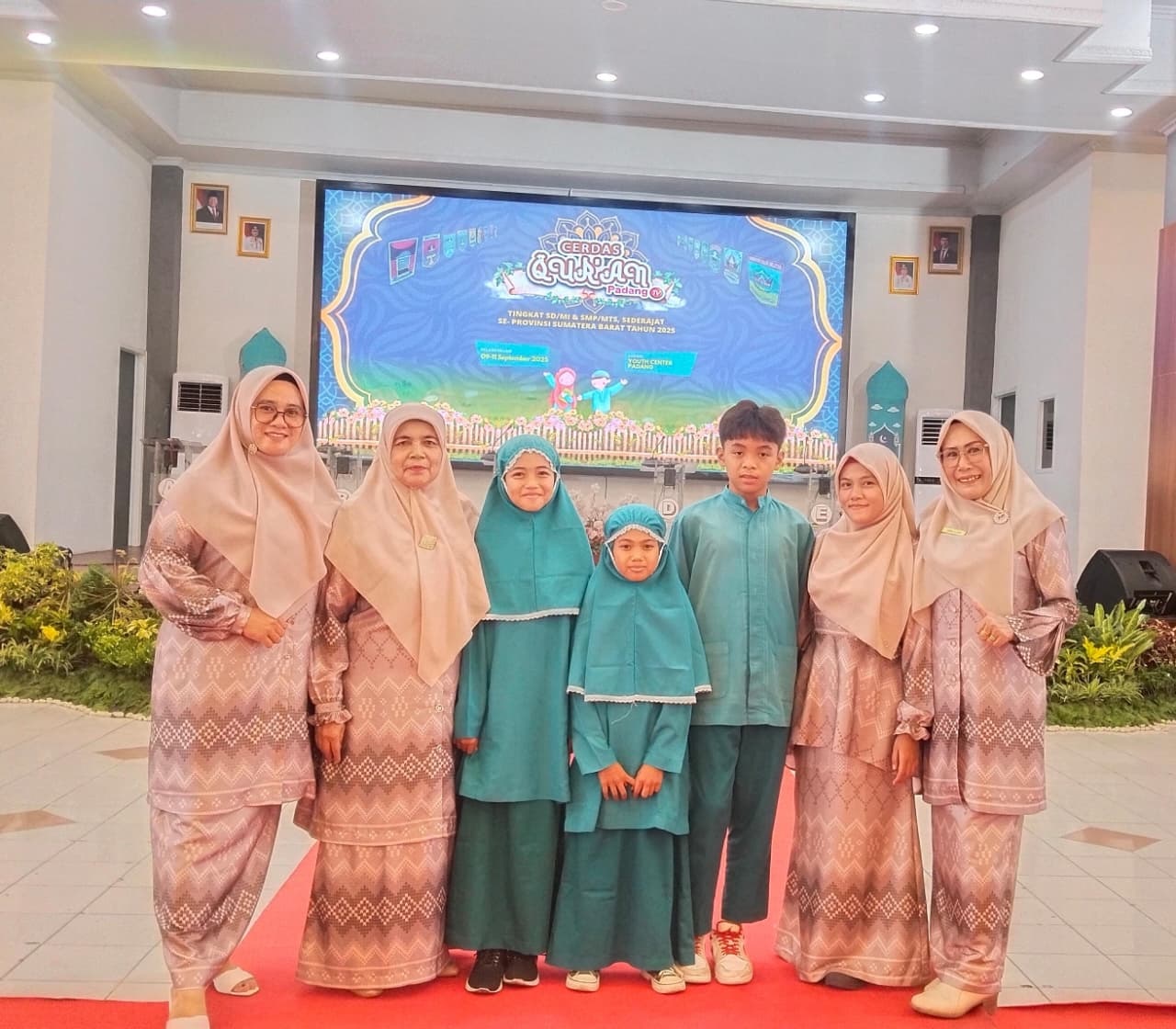 BERSEMANGAT: Tim SD Negeri 21 Payakumbuh ketika tampil di Cerdas Quran Padang Tv.