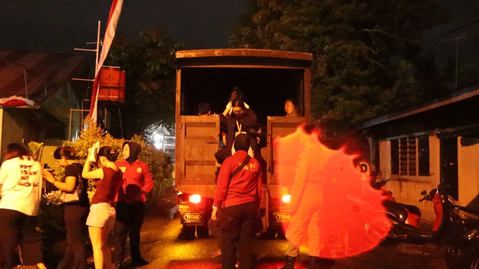 Satpol PP Kota Padang mengamankan puluhan remaja dari penginapan dan kos-kosan, Kamis dini hari (11/9/2025).