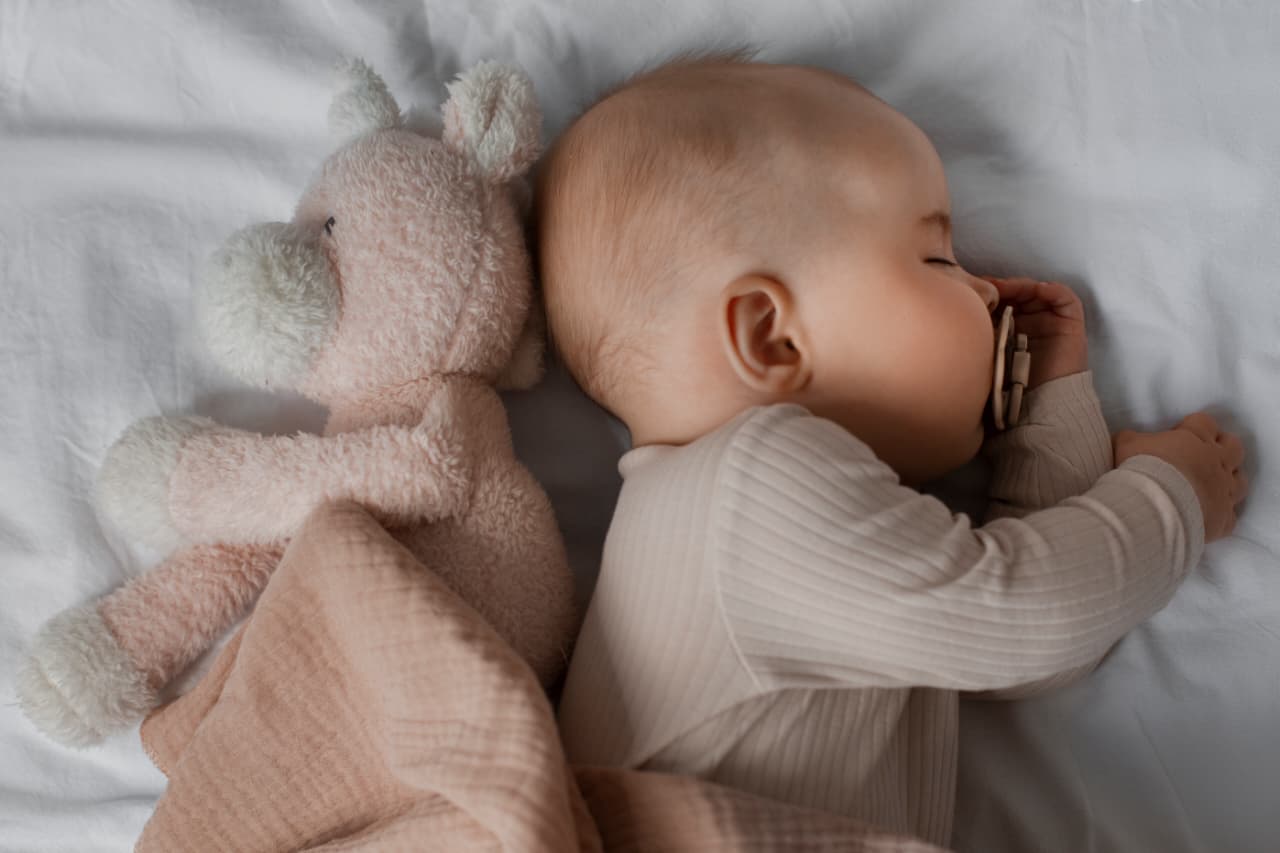 Ilustrasi bayi tidur sedang tidur.