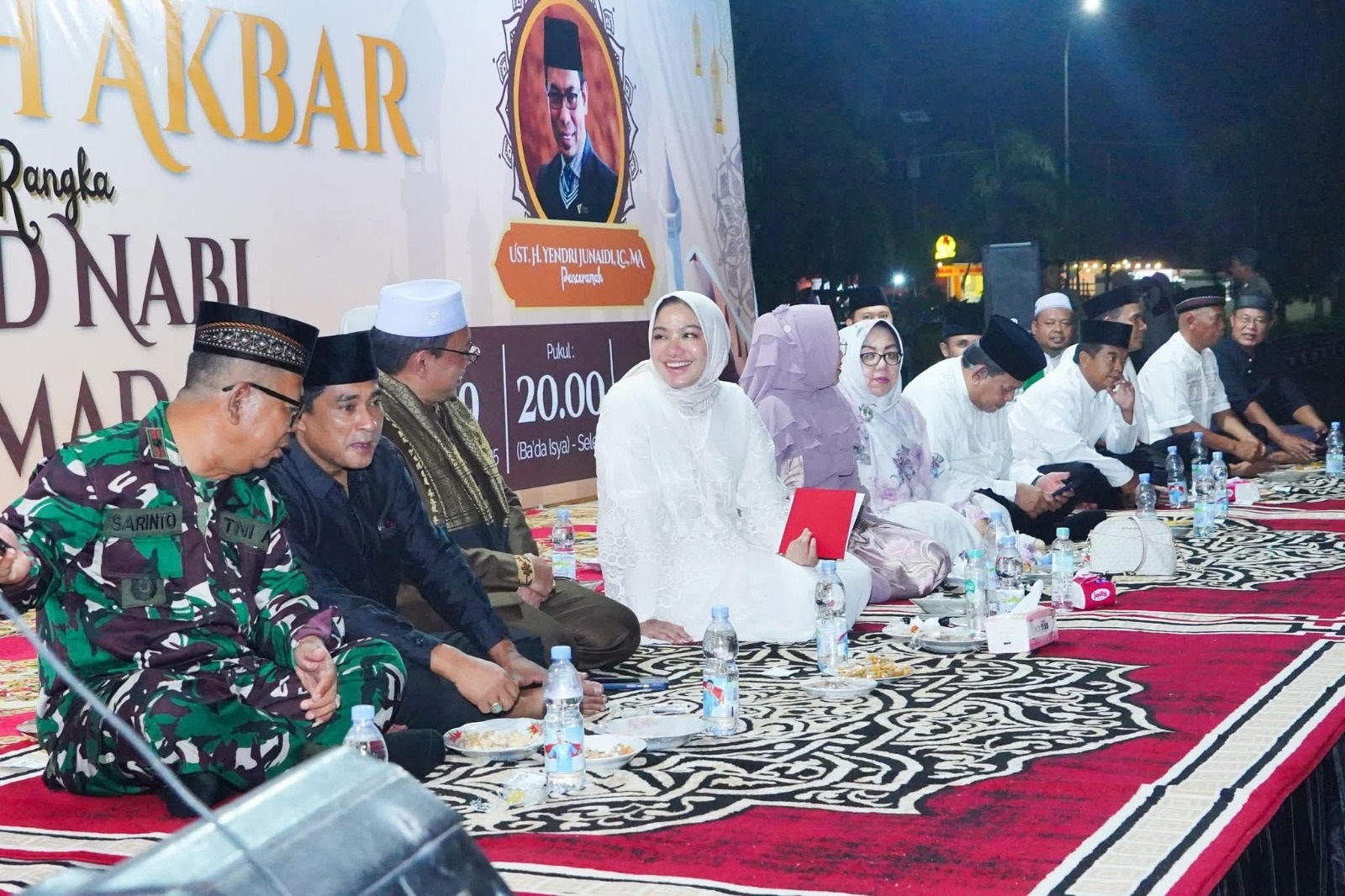 TELADANI NABI: Bupati Dharmasraya, Annisa Suci Ramadhani, menghadiri peringatan Maulid Nabi Muhammad SAW tingkat Kabupaten Dharmasraya yang diikuti ribuan jamaah, di halaman Kantor Bupati Dharmasraya.