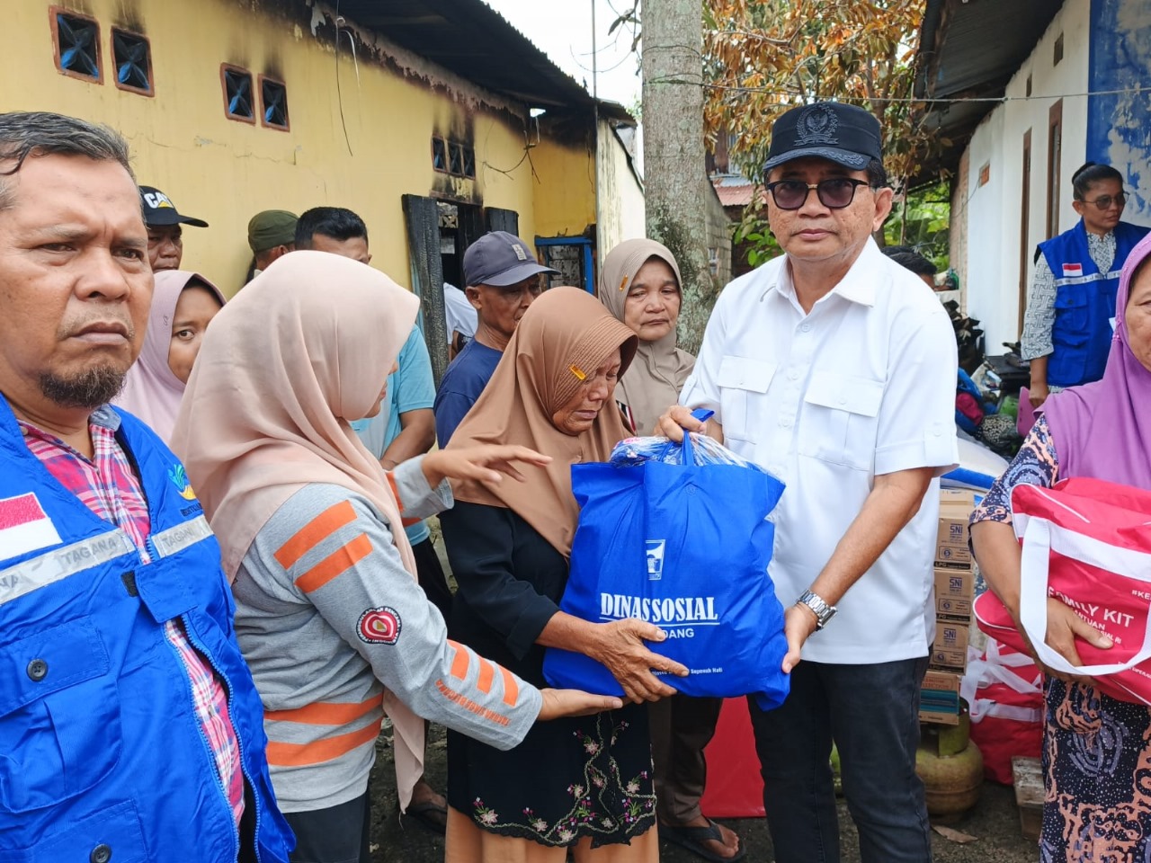 Mastilizal Aye serahkan bantuan kepada korban kebakaran di Kelurahan Kampung Lapai, Kecamatan Nanggalo, Kota Padang.