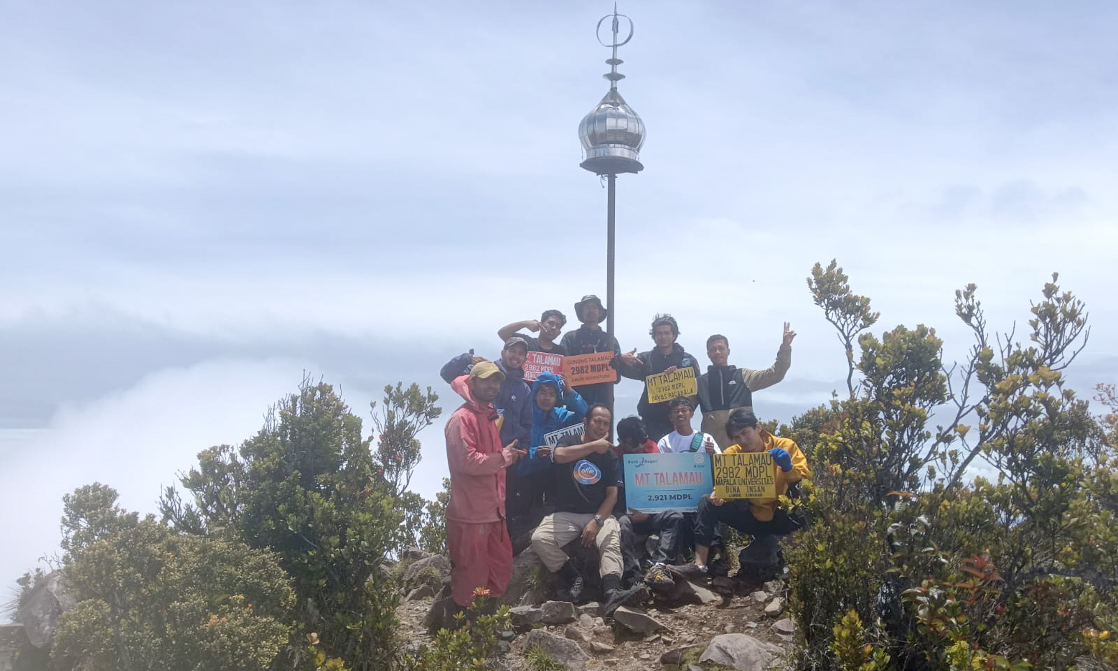 Ekspedisi Gunung Talamau 2.982 mdpl mengungkap legenda Ophir, letusan 1869, tiga puncak, 13 telaga, flora-fauna, mitos harimau campo, hingga kisah emas Nabi Sulaiman.
