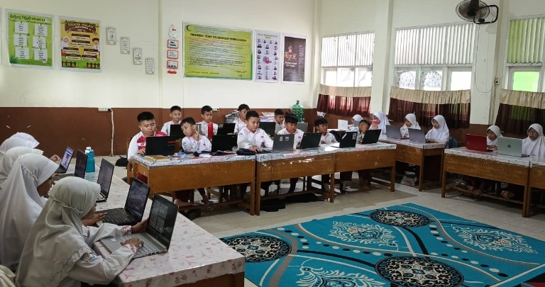 SERIUS: Sejumlah murid SD Islam Raudhatul Jannah Payakumbuh sedang melakukan pembelajaran berbasis teknologi digital.