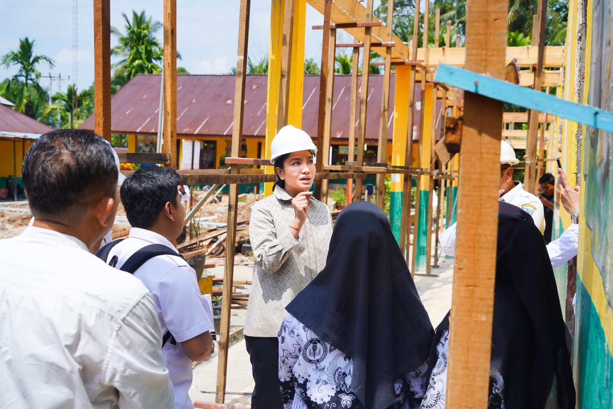 MEMASTIKAN: Bupati Dharmasraya, Annisa Suci Ramadhani meninjau langsung progres revitalisasi di SMPN 1 Pulau Punjung dan SDN 05 Koto Salak, Rabu (10/9).