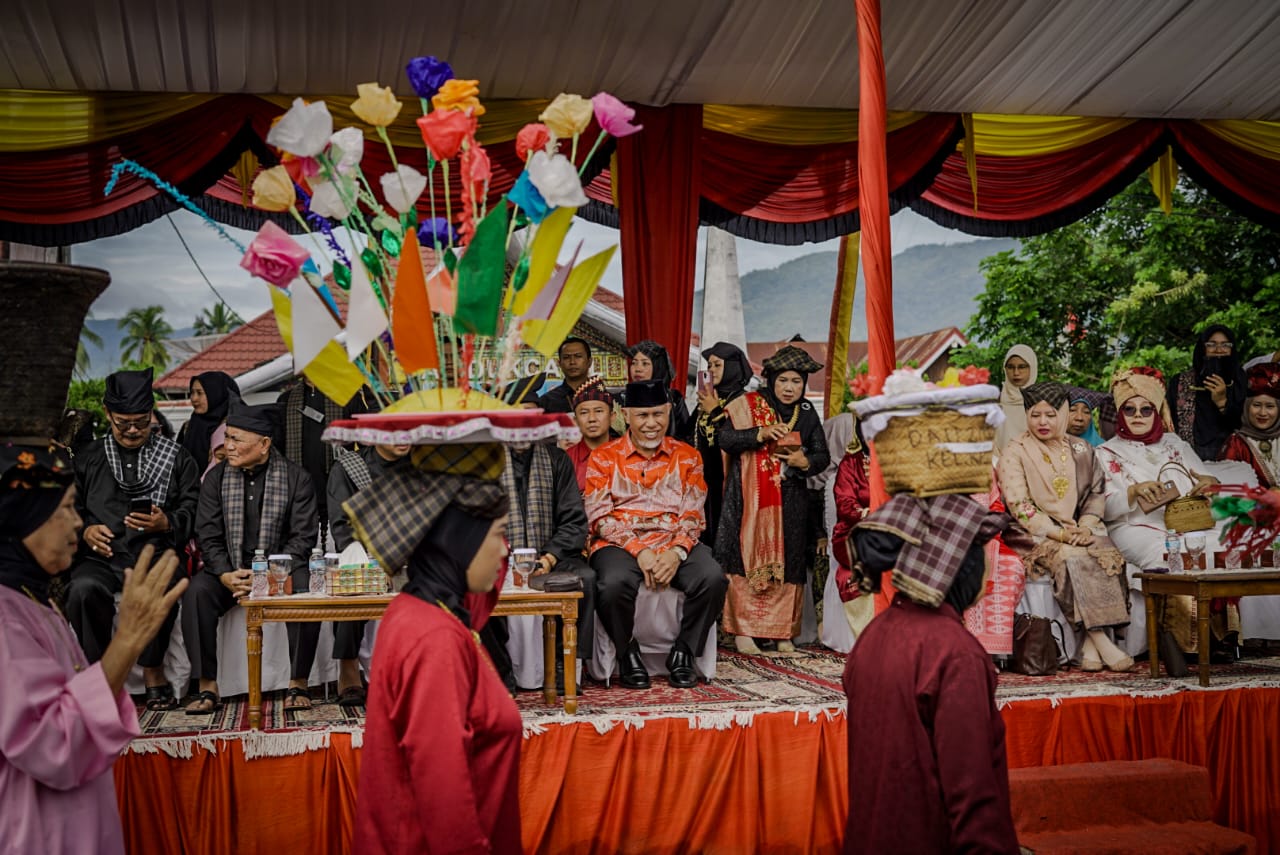 Rang Solok Baralek Gadang 2025, festival budaya agraris Kota Solok dengan target 95 ribu pengunjung, 400 UMKM, dan transaksi Rp6,7 miliar.