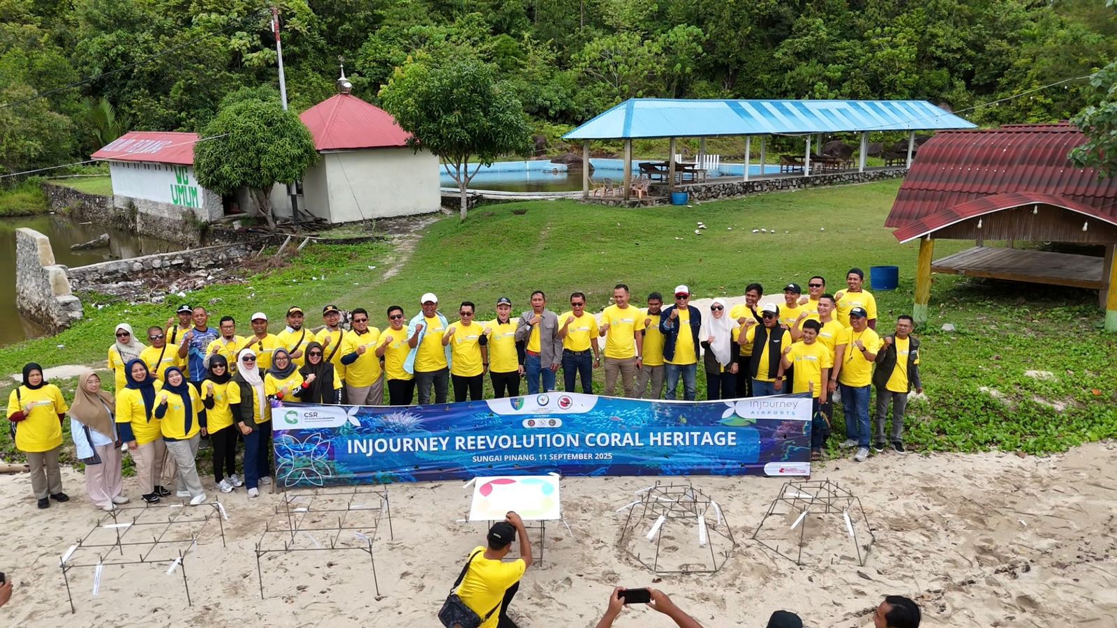 PT Angkasa Pura Indonesia gelar konservasi terumbu karang di Pessel. Lebih 75 persen karang Sumbar rusak. Aksi kolaborasi multi pihak untuk pelestarian laut.