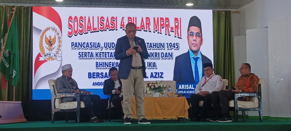 Anggota DPR RI Arisal Aziz gelar sosialisasi Empat Pilar Kebangsaan di Bukittinggi. Hadir 300 peserta bahas Pancasila, UUD 1945, NKRI, dan Bhinneka Tunggal Ika.