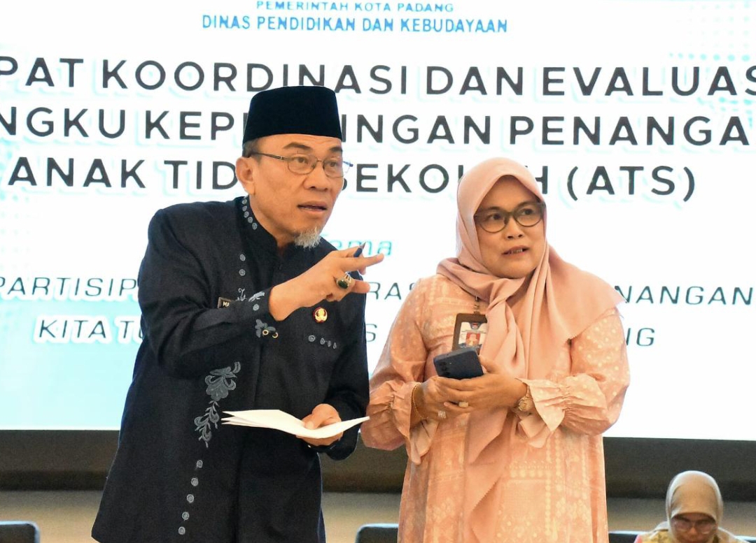 Wakil Wali Kota Padang, Maigus Nasir saat Rapat Koordinasi dan Evaluasi Penanganan ATS di Gedung Bagindo Aziz Chan Youth Center, Jumat (12/9/2025).(Foto: Prokopim)