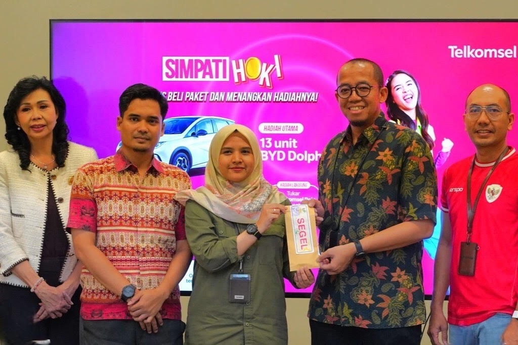 Pemenang grand prize mobil listrik BYD Dolphin dalam pengundian SIMPATI HOKI saat momen Hari Pelanggan Nasional, 4 September 2025.
