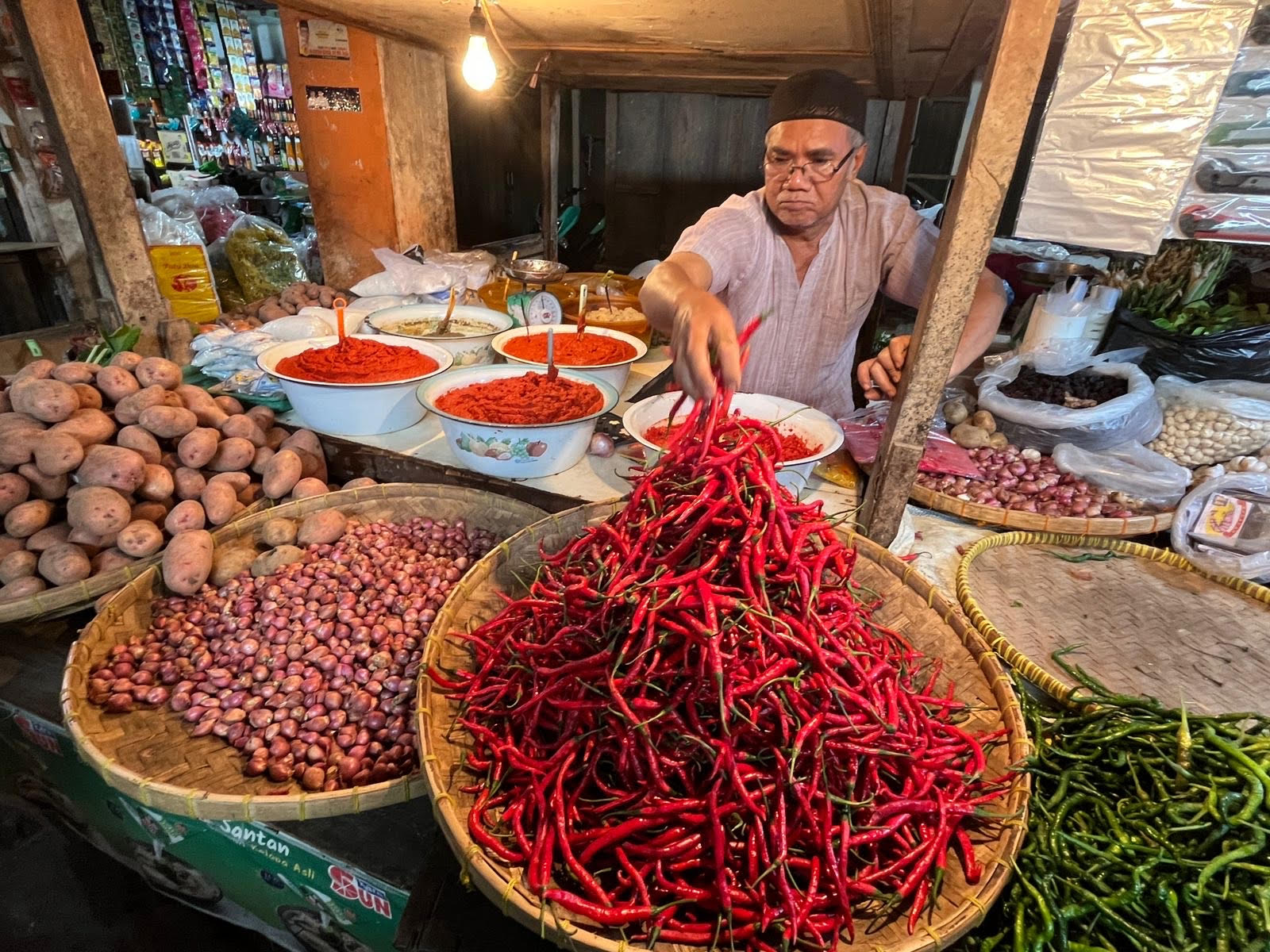 Seorang pedagang di Pasar Ibuah Barat, Payakumbuh, sedang menata cabai merah dagangannya.