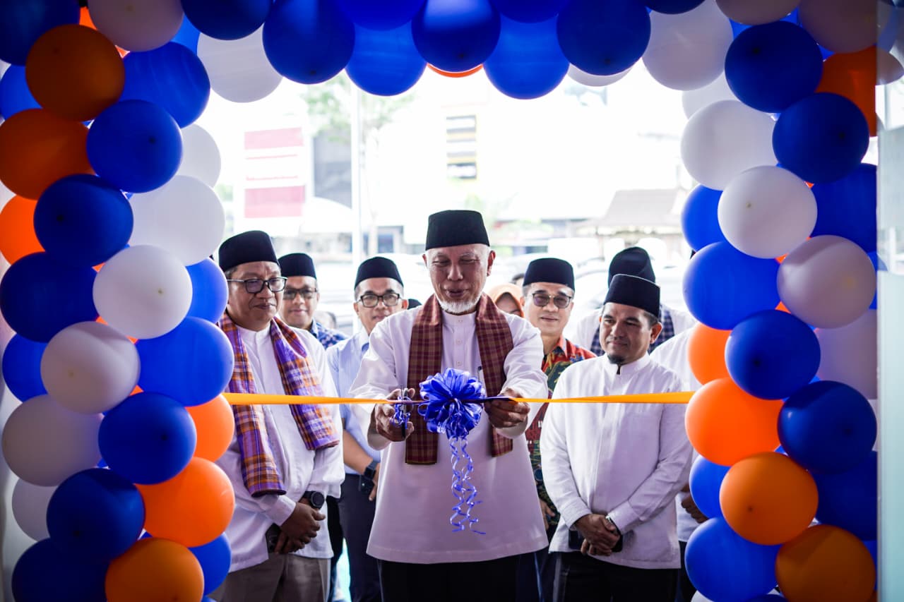 Gubernur Sumbar Mahyeldi resmikan Kantor Fungsional Syariah Bank Nagari di Pekanbaru, dorong pertumbuhan ekonomi, perkuat UMKM, dan sambut antusiasme masyarakat.
