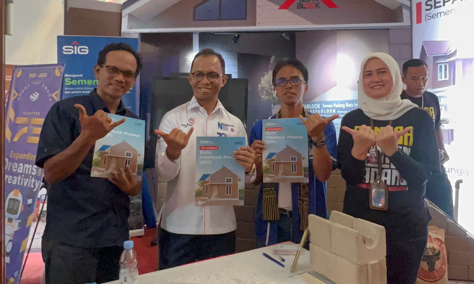 Pengunjung antusias mengenal keunggulan, pemasangan, dan manfaat produk Sepablock yang ramah lingkungan.