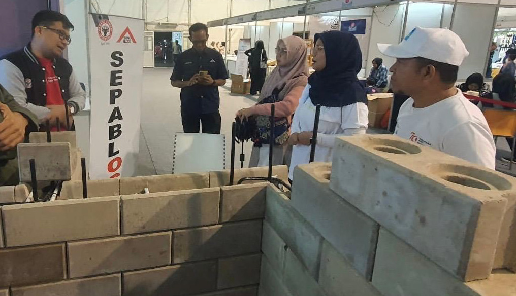 Kepala Unit Produksi BIP & Aplikasi PT Semen Padang, Yelmi Arya Putra (kiri), menjawab tanya masyarakat yang penasaran dengan Sepablock dalam sebuah kegiatan.