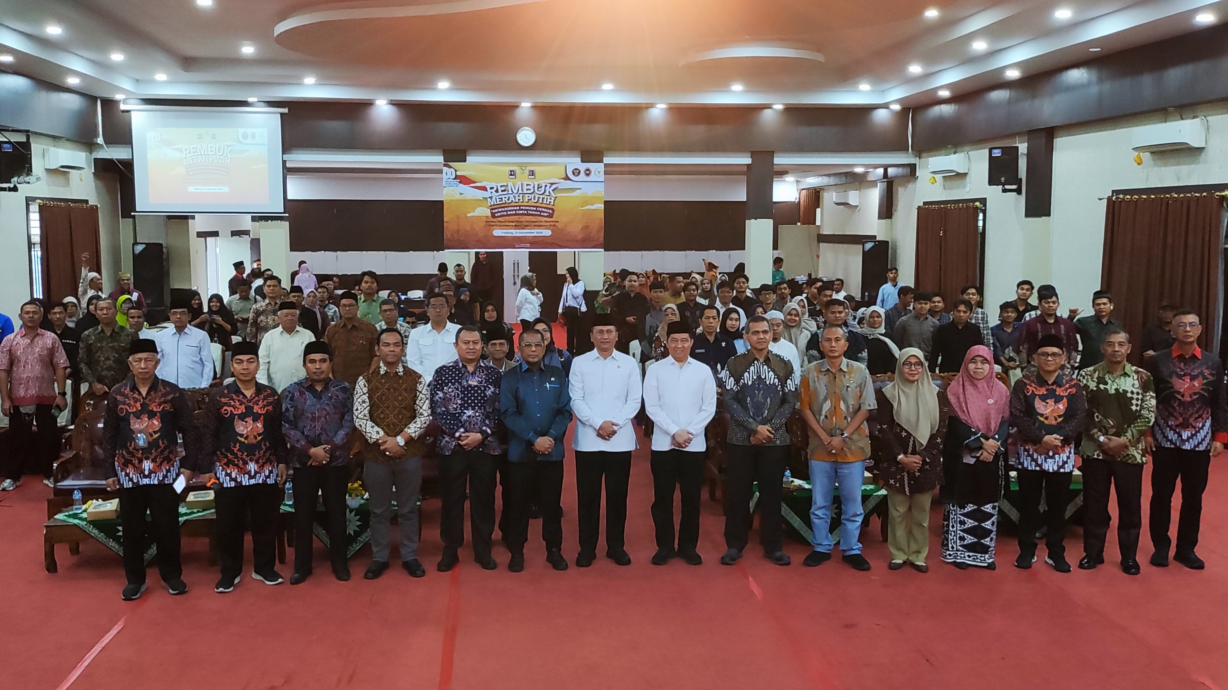 Foto bersama BNPT RI dan FKPT Sumatera Barat, Narasumber dan Peserta pada kegiatan Rembuk Merah Putih di Universitas Muhammadiyah (UM) Sumatera Barat, Sabtu (13/9/2025).