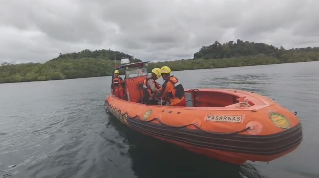 Tim SAR mencari seorang nelayan yang hilang setelah sampan dihantam ombak dan terbalik di Perairan Mapadegat Mentawai, Sabtu (13/9/2025).