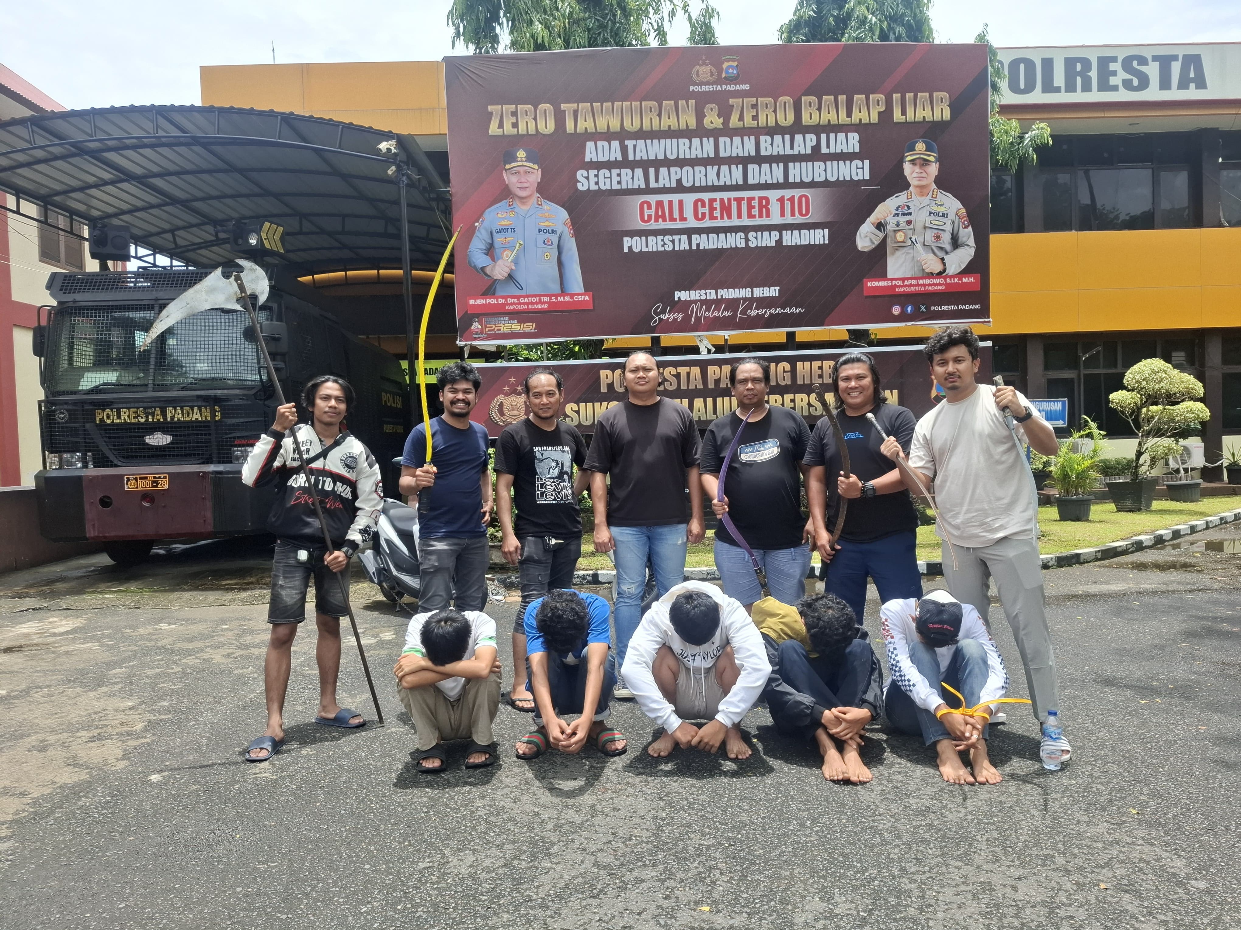 Tim Klewang Polresta Padang mengamankan 5 terduga pelaku tawuran di By Pass Kuranji, Kota Padang, Sabtu (13/9/2025).