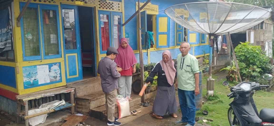 Penyaluran bantuan sembako kepada masyarakat kurang mampu, kemarin.