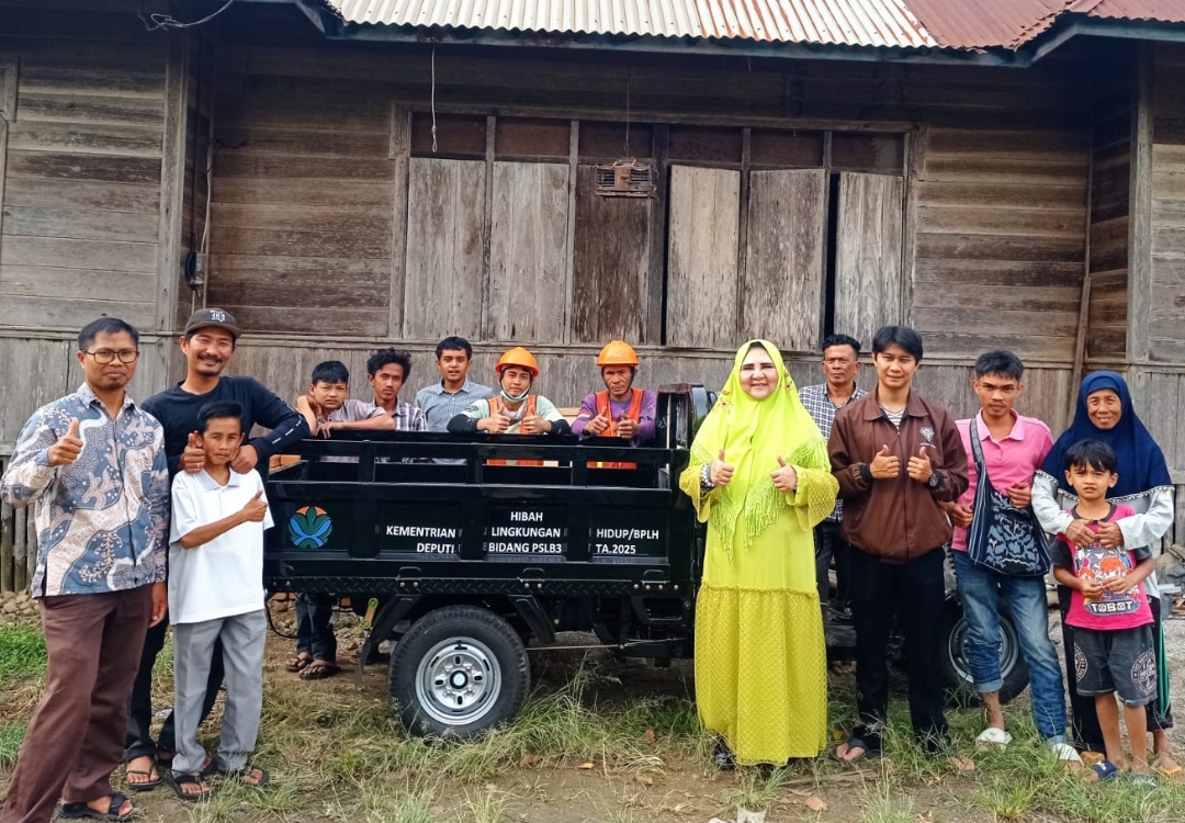 Nevi Zuairina menyerahkan bantuan becak motor (betor) kepada sejumlah kelompok masyarakat di Kabupaten Agam.(Foto: Tim NZ)