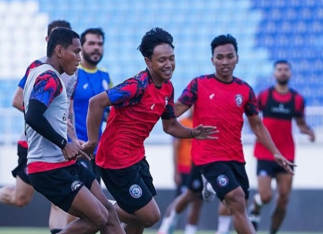 Skuat Arema FC berlatih intensif di Stadion Kanjuruhan jelang laga pekan ke-5 BRI Super League 2025. (Foto: Ileague.id)