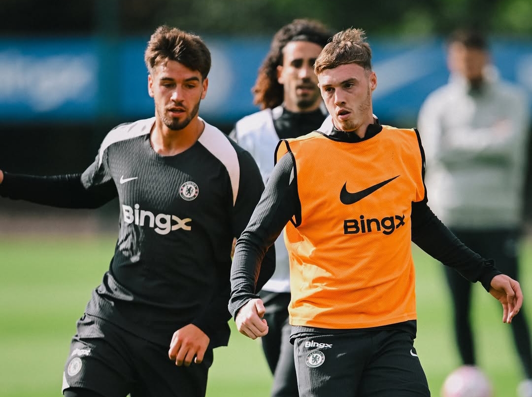 Cole Palmer ikut sesi latihan Chelsea di Cobham menjelang laga Derby London melawan Brentford, masih diragukan tampil karena cedera. (Foto: Instagram @chelseafc)