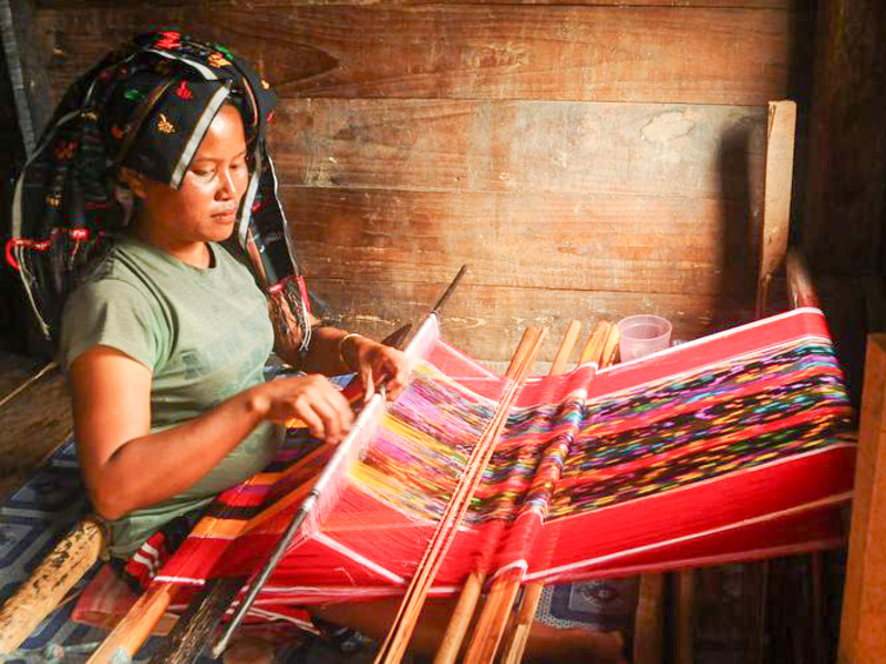 Kerajinan tangan Nusantara menyimpan filosofi dan estetika yang memperkuat identitas budaya bangsa. Setiap motif dan karya pengrajin punya makna, fungsi, dan nilai tinggi.