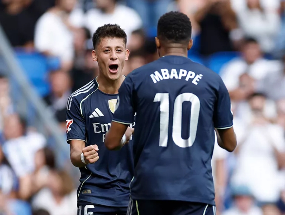 Kylian Mbapp&eacute; dan Arda G&uuml;ler merayakan gol ke gawang Real Sociedad yang membawa Real Madrid menang 2-1 di La Liga 2025/2026.(Foto: Real Madrid)