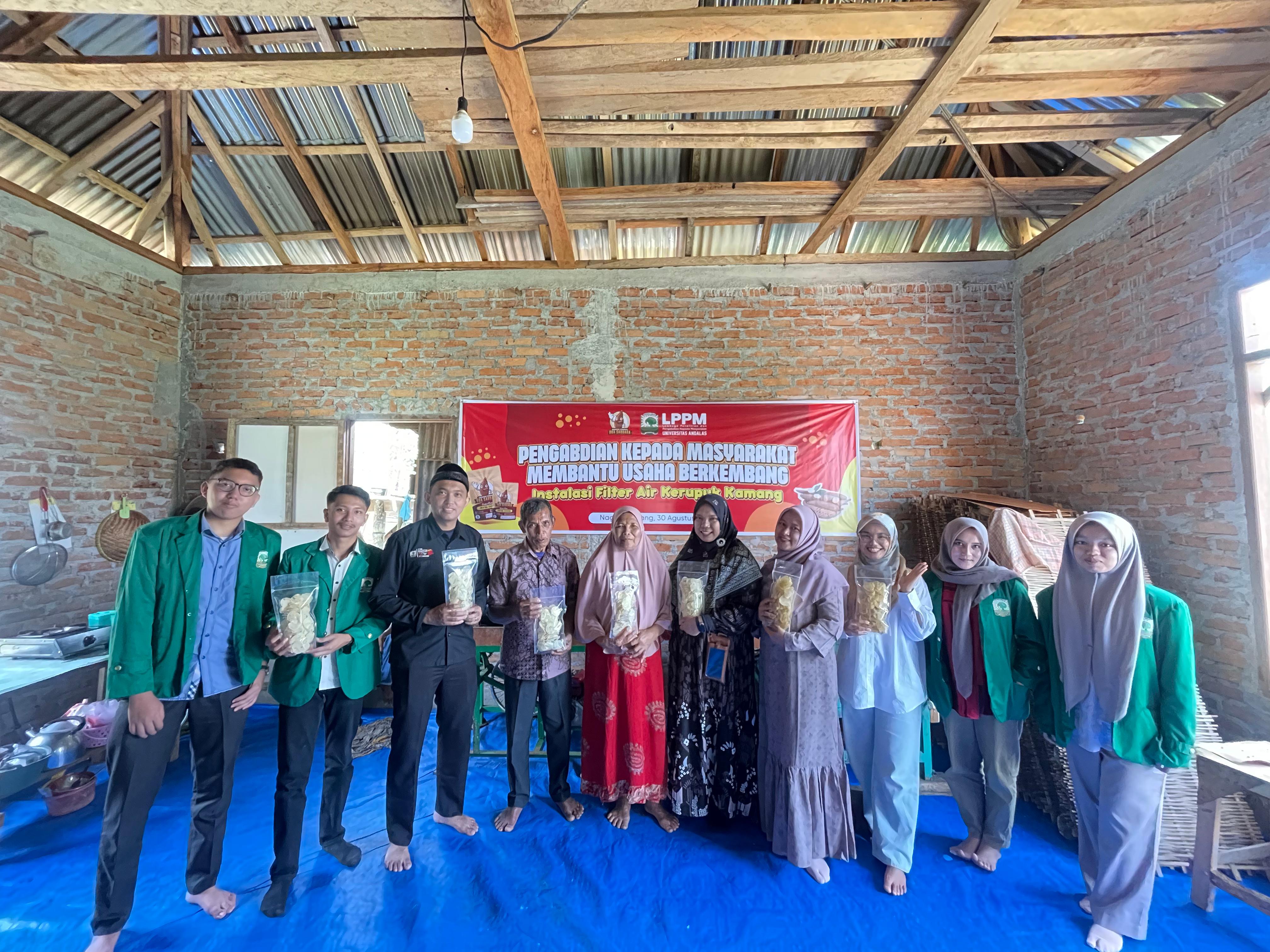 Tim dosen Unand lanjutkan pengabdian 2025 bersama UMKM Kerupuk Kamang Dua Saudara, fokus pada produksi, pemasaran, hingga manajemen usaha dengan pendampingan profesional.