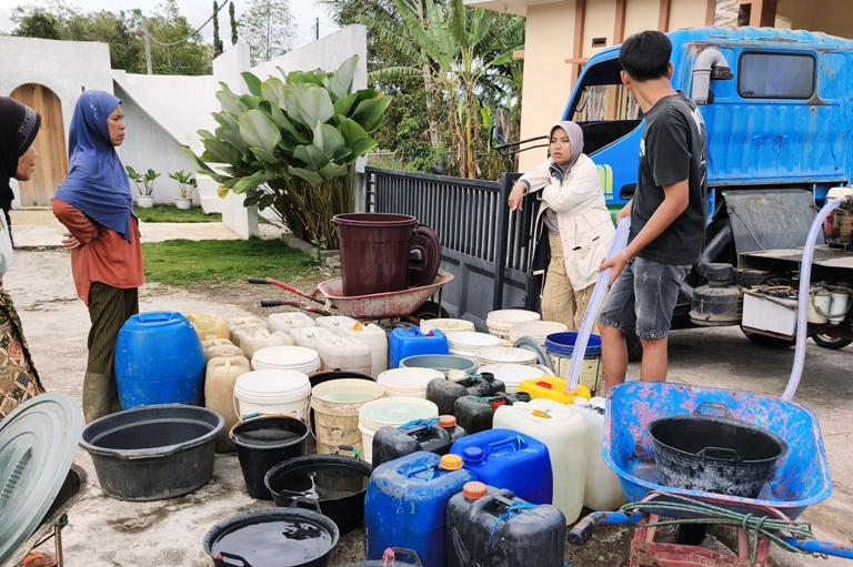 KEMARAU PANJANG: Tim BPBD Agam bersama relawan saat menyuplai kebutuhan air bersih bagi warga terdampak kekeringan di sejumlah nagari di Ampekangkek dan Canduang, Sabtu (13/9).