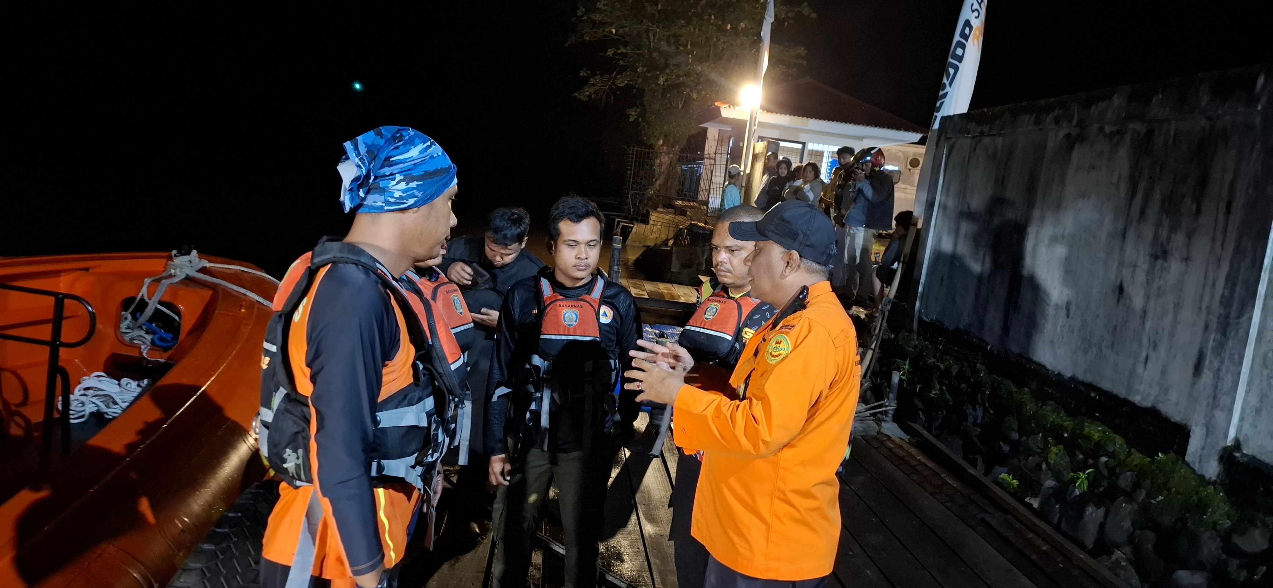 Tim SAR gabungan melakukan pencarian perahu nelayan yang terbalik di perairan Pulau Pisang Gadang, Kota Padang, Senin dini hari (15/9/2025). (Kantor SAR Kelas A Padang)