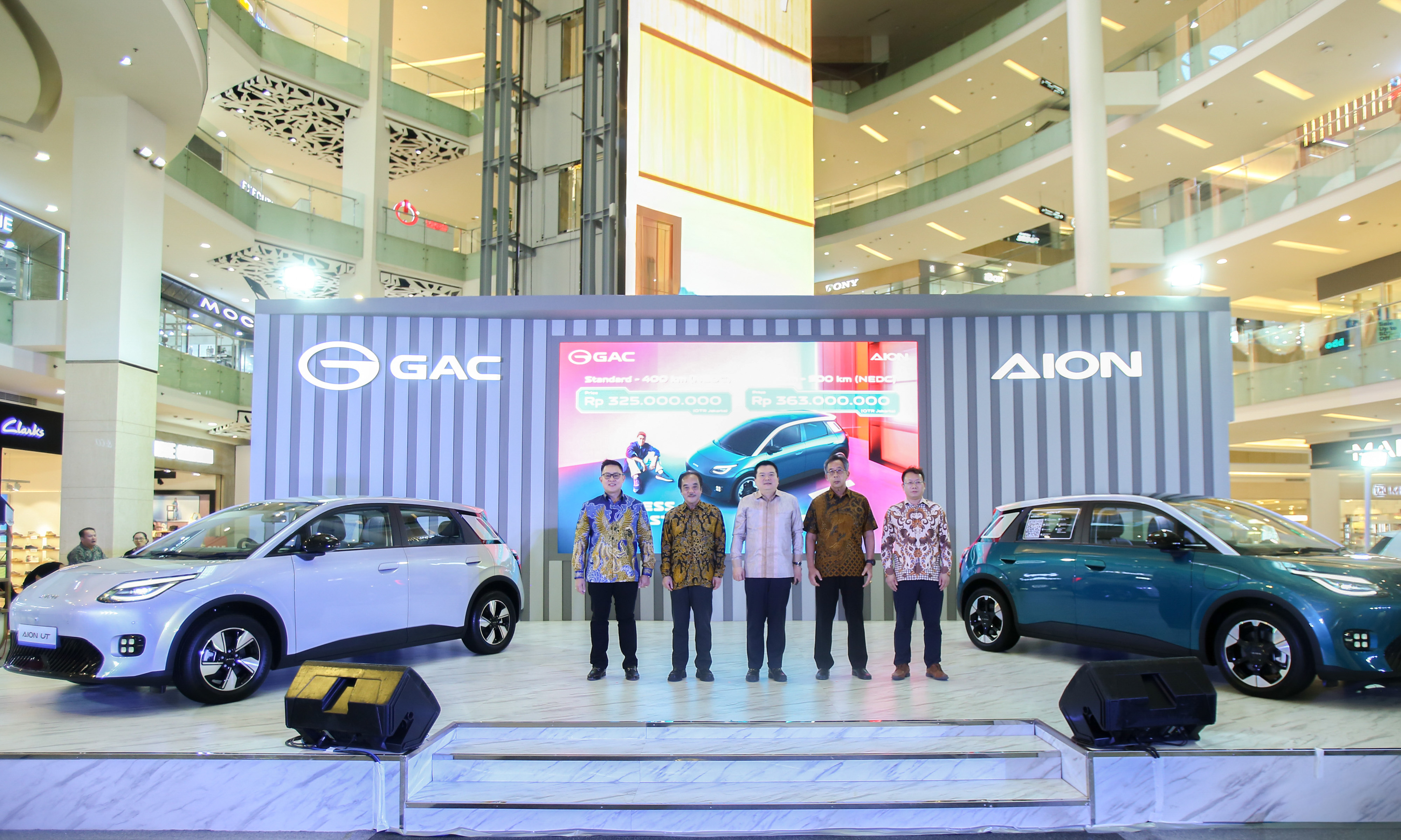 GAC Indonesia resmi umumkan harga AION UT mulai Rp325 juta. Hadir dengan varian Standard dan Premium, hatchback listrik ini siap gaet pasar Indonesia.