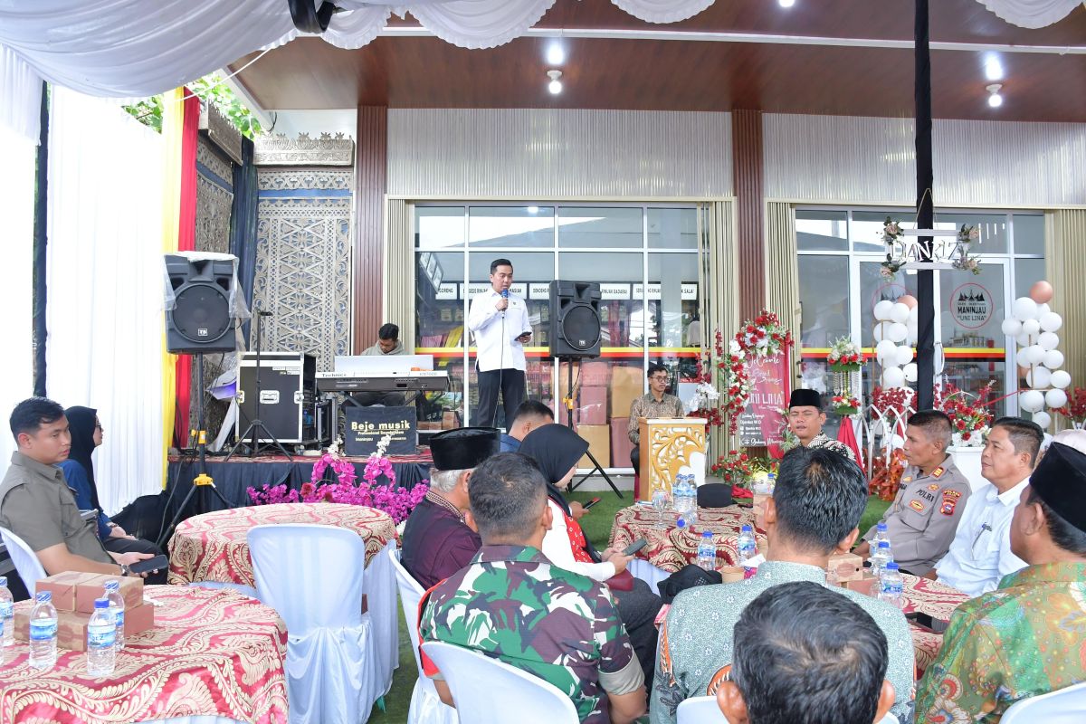 DPRD Agam Ilham memberi arahan saat meresmikan outlet oleh-oleh Uni Lina di tepian Danau Maninjau, Sabtu (13/9).