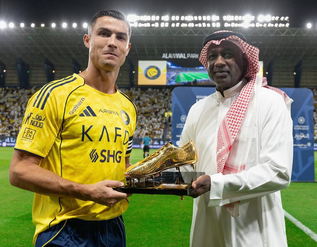 Cristiano Ronaldo menerima Sepatu Emas Liga Pro Saudi 2024&ndash;2025 sebelum pertandingan Al Nassr vs Al-Kholood.(Foto: Instagram @cristiano)