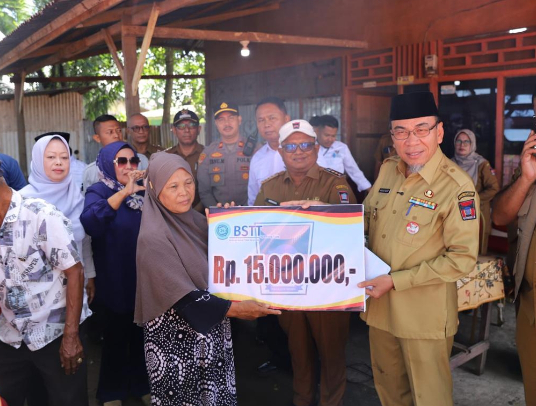 Wakil Wali Kota Padang Maigus Nasir menyerahkan bantuan sosial kepada korban kebakaran Kampung Lapai, Nanggalo, 15 September 2025. (Foto: Prokopim)