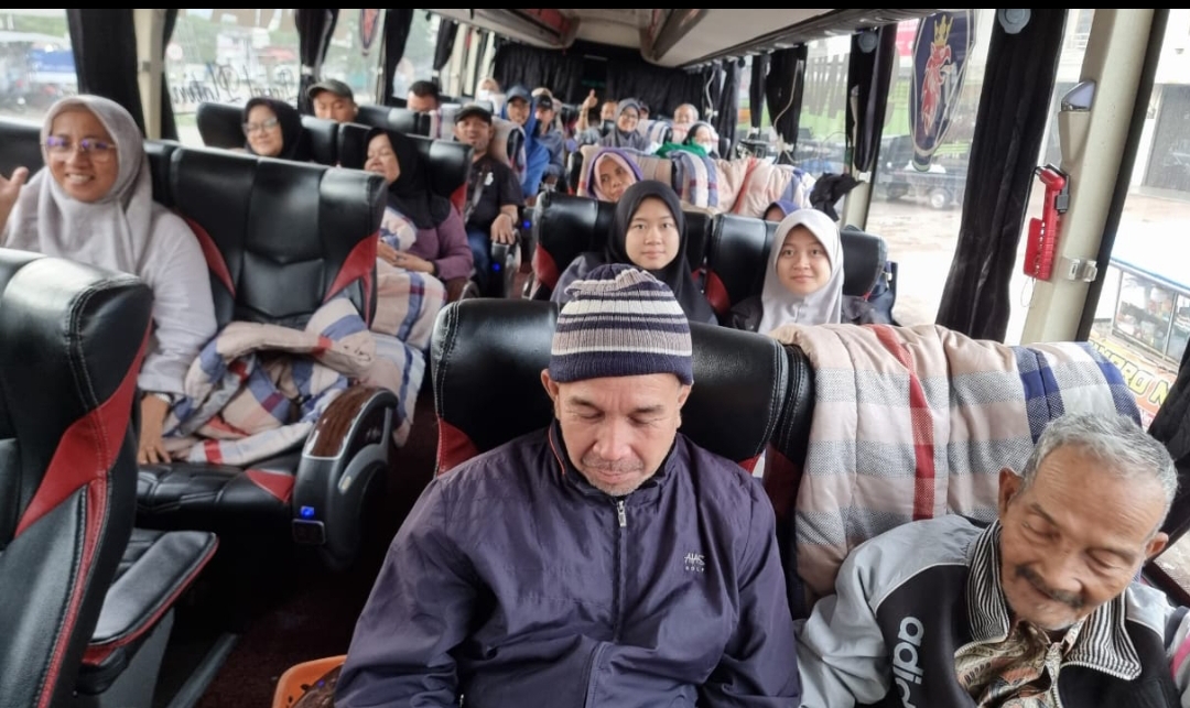 Rombongan Pulang Basamo Jakarta&ndash;Padang bersama Dr Aqua Dwipayana di dalam bus Al Hijrah menuju Bungus, Padang.(Foto: Aqua Dwipayana)