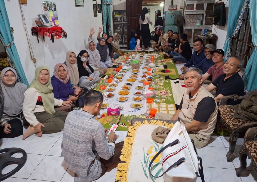 Suasana kebersamaan rombongan Pulang Basamo saat menikmati kuliner Minang di Bungus Teluk Kabung, Padang. (Foto: IST)