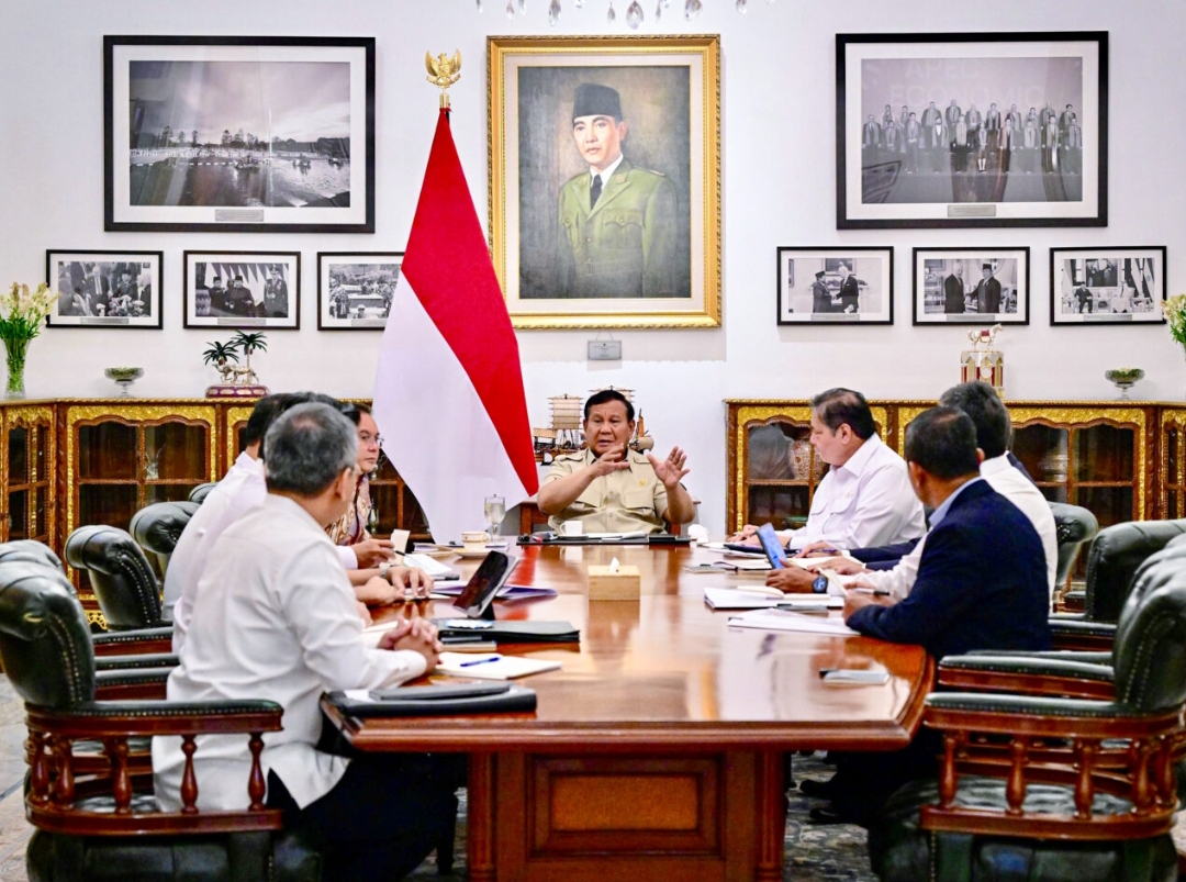 Presiden Prabowo Subianto memimpin rapat terbatas bersama sejumlah Menteri Kabinet Merah Putih di Istana Merdeka, Jakarta, Senin, 15 September 2025. (Foto: BPMI Setpres)